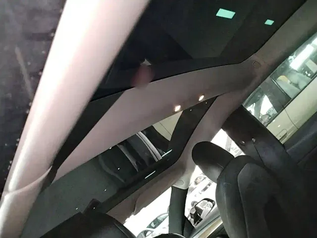 Tesla Model 3 — Фото автомобиля 17