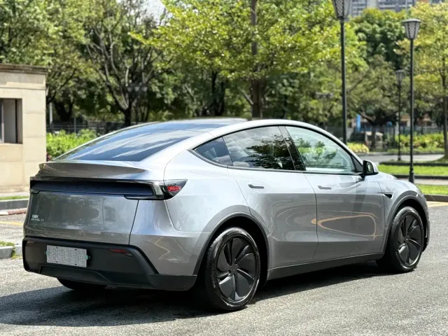 Tesla Model Y — Фото автомобиля 4