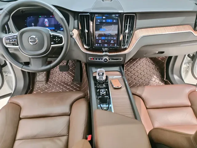 Volvo XC60 — Фото автомобиля 8