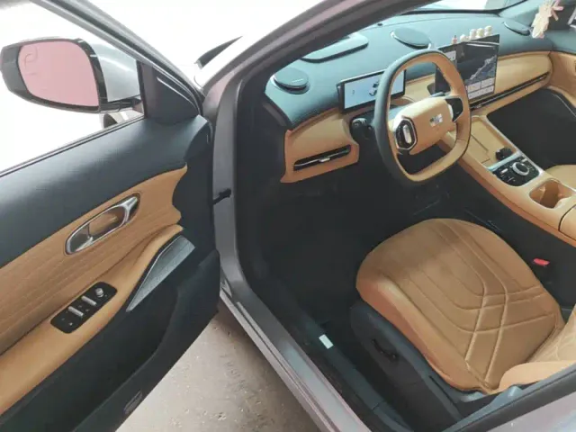 Geely Galaxy Starship 7 EM-i — Фото автомобиля 11