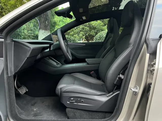 Tesla Model Y L 2025 Facelift Long Range AWD — Фото автомобиля 11