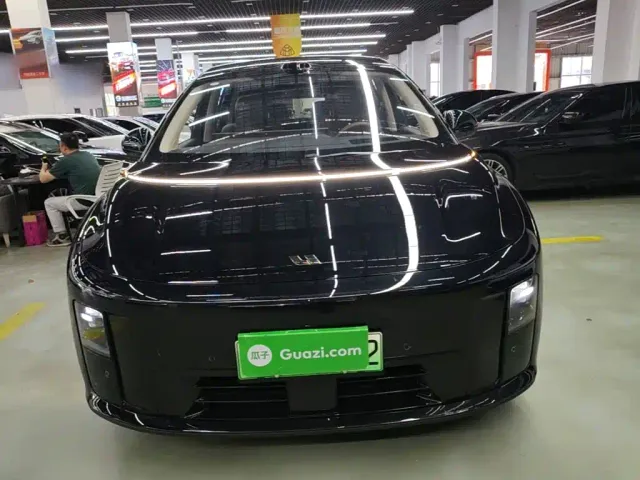 Li Auto i8 — Фото автомобиля 2