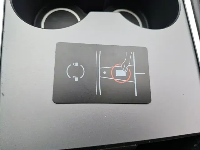 Tesla Model Y — Фото автомобиля 8