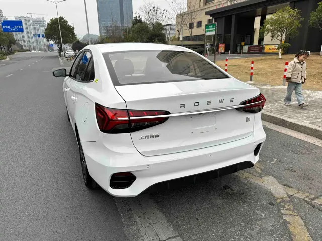 Roewe i5 — Фото автомобиля 21