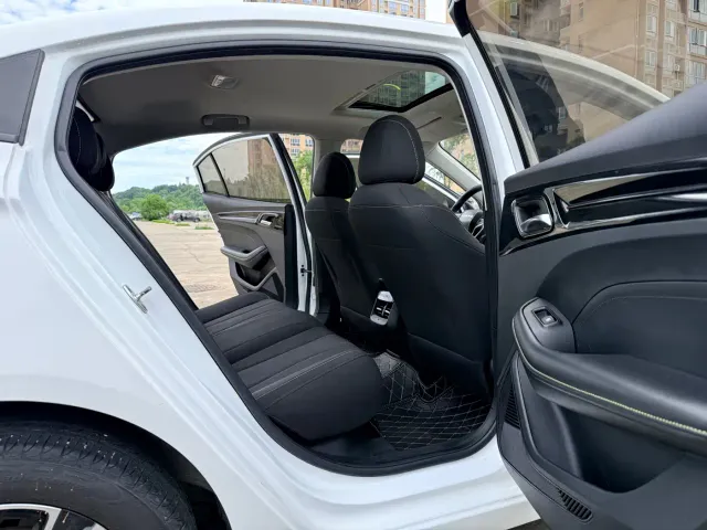 Roewe i5 — Фото автомобиля 13
