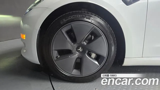 Tesla Model 3 — Фото автомобиля 5