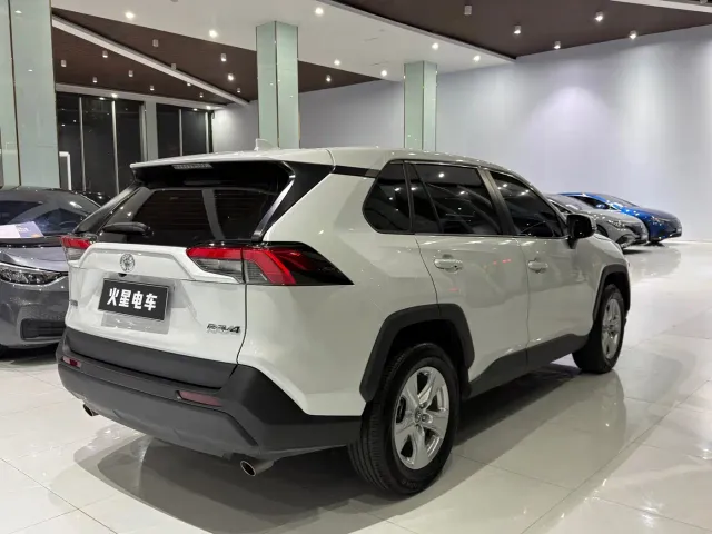 Toyota RAV4 — Фото автомобиля 10