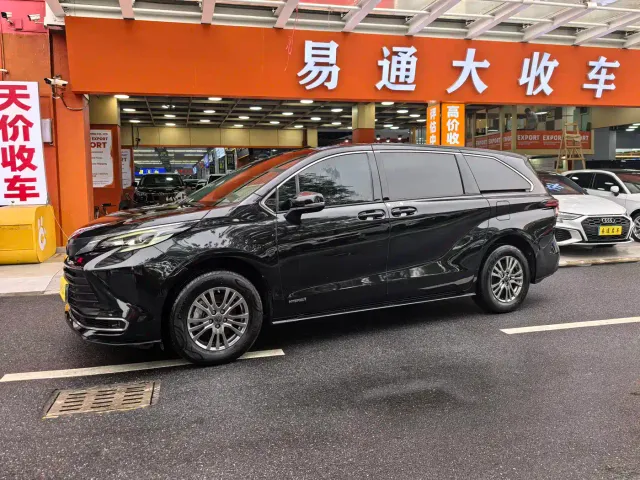 Toyota Sienna — Фото автомобиля 2