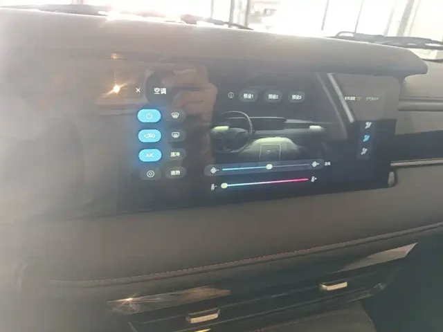Roewe Roewe i5 2023 1.5L CVT Luxury Edition — Фото автомобиля 12