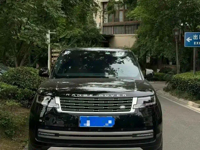 Land Rover Range Rover 2023 3.0 L6 360PS Golden Age Edition — Фото автомобиля 2