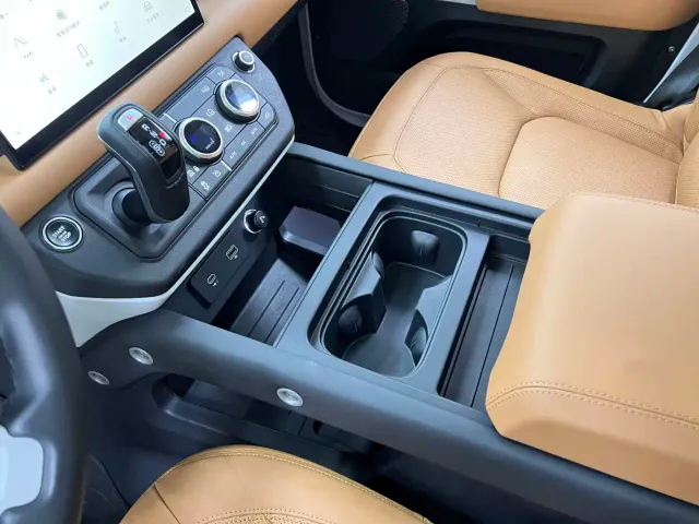 Land Rover Defender — Фото автомобиля 24