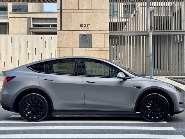 Tesla Model Y — Фото автомобиля 6