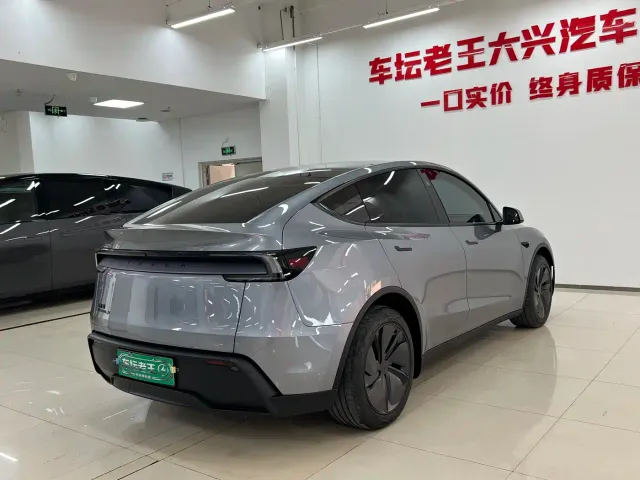 Tesla Model Y — Фото автомобиля 15