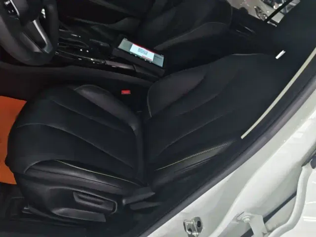 Roewe i5 — Фото автомобиля 14