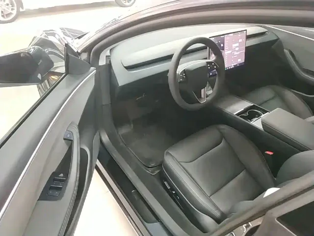 Tesla Model 3 — Фото автомобиля 15