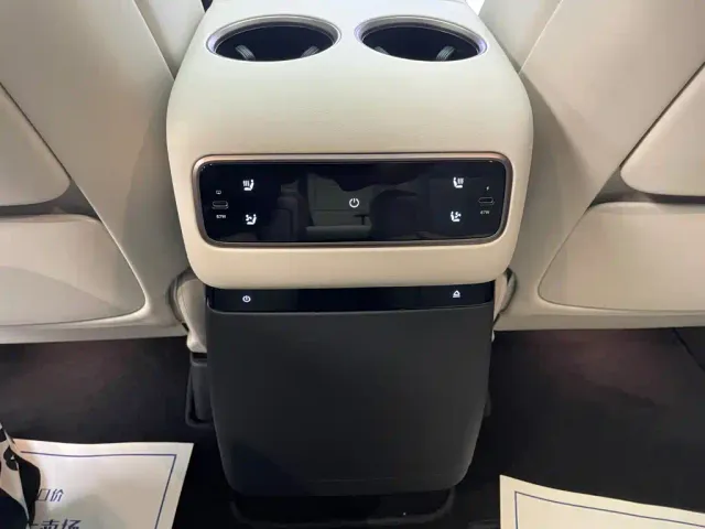 Li Auto MEGA — Фото автомобиля 16