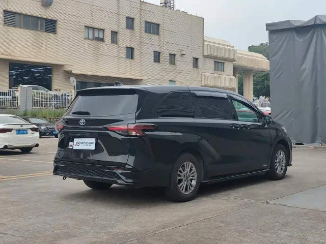 Toyota Sienna — Фото автомобиля 2