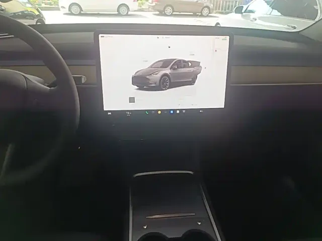 Tesla Model Y — Фото автомобиля 12