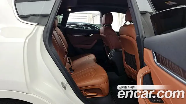 Maserati Levante — Фото автомобиля 12