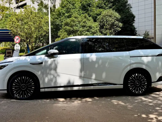 Xpeng X9 — Фото автомобиля 8