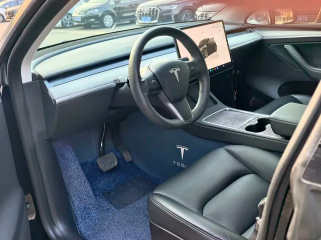 Tesla Model Y — Фото автомобиля 13