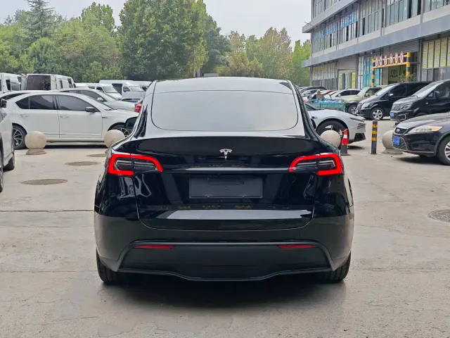 Tesla Model Y — Фото автомобиля 5