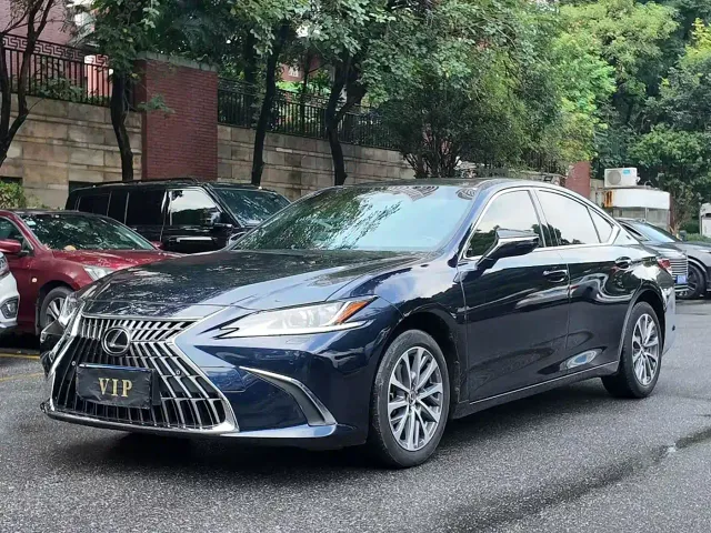 Фотография автомобиля — Lexus ES