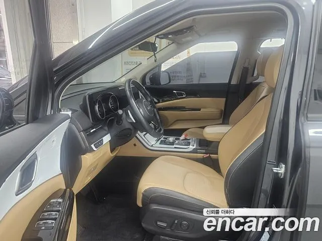 Kia Carnival Generation 4 — Фото автомобиля 4