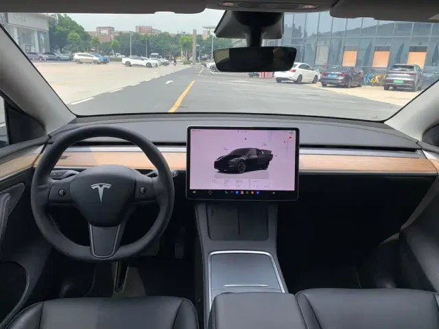 Tesla Model Y — Фото автомобиля 9