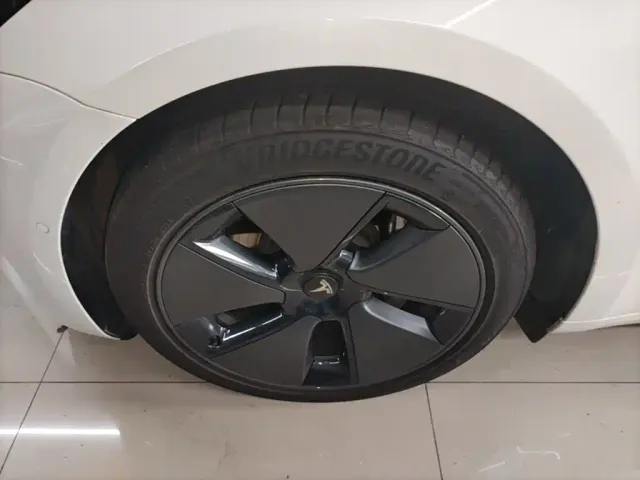 Tesla Model 3 — Фото автомобиля 22