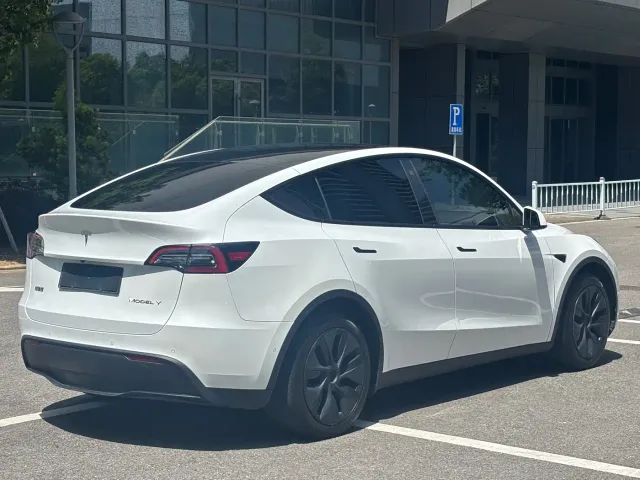 Tesla Model Y — Фото автомобиля 19