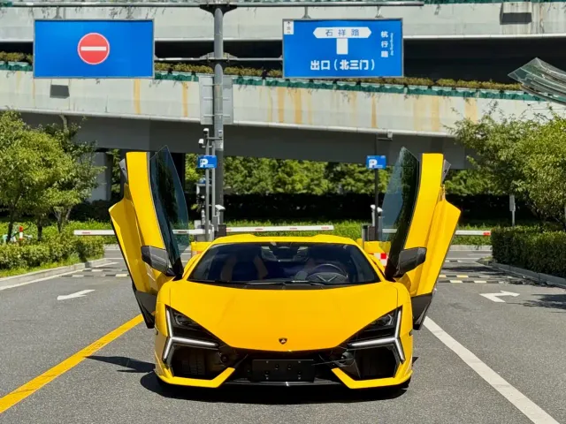 Фотография автомобиля — Lamborghini Revuelto