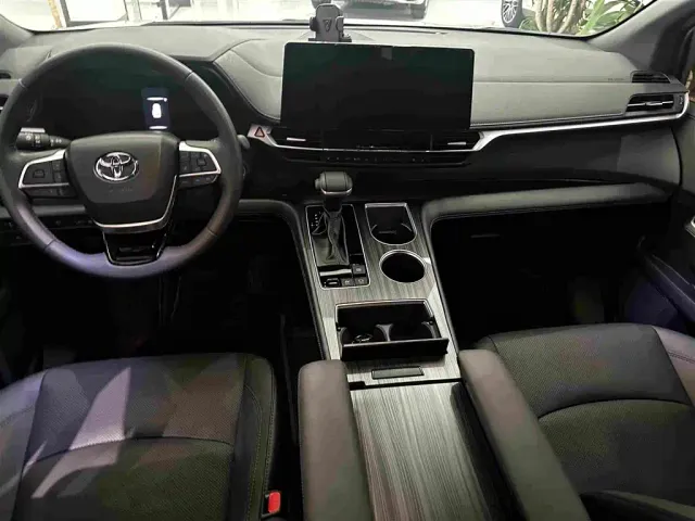 Toyota Sienna — Фото автомобиля 13