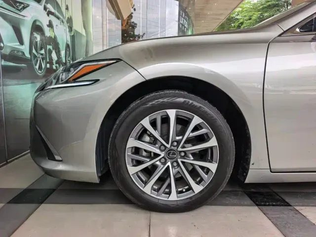 Lexus ES — Фото автомобиля 9