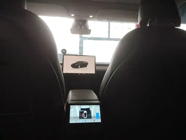 Tesla Model Y — Фото автомобиля 17