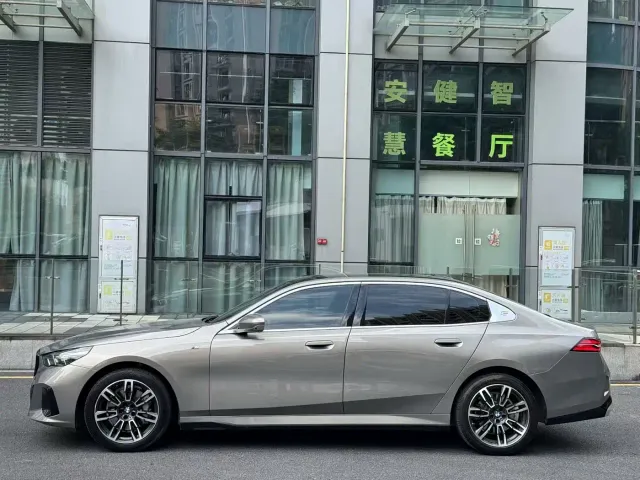 BMW 5 Series — Фото автомобиля 2