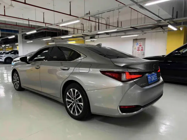 Lexus ES — Фото автомобиля 4