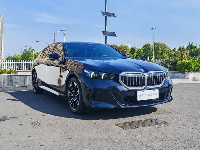 BMW 5 Series — Фото автомобиля 3