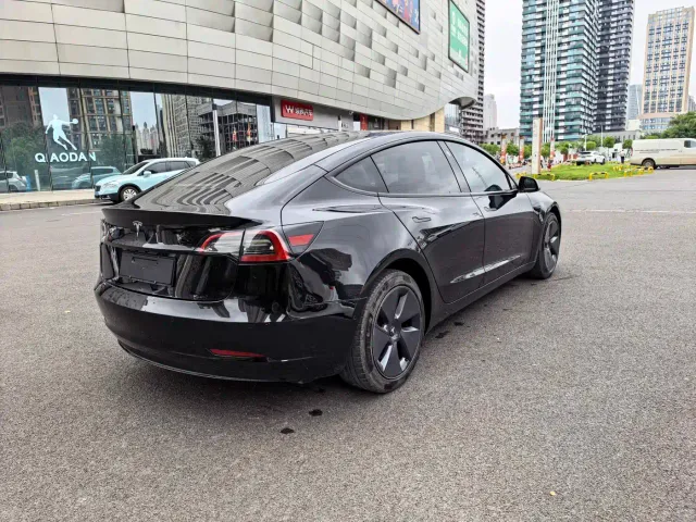 Tesla Model 3 — Фото автомобиля 9