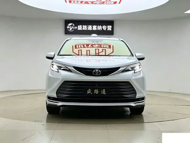 Toyota Sienna — Фото автомобиля 2