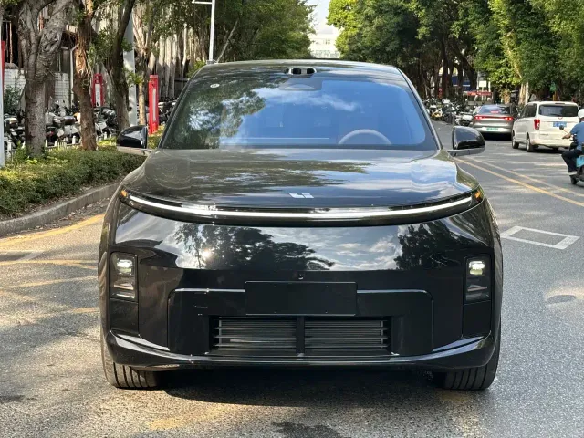 Li Auto L8 — Фото автомобиля 2