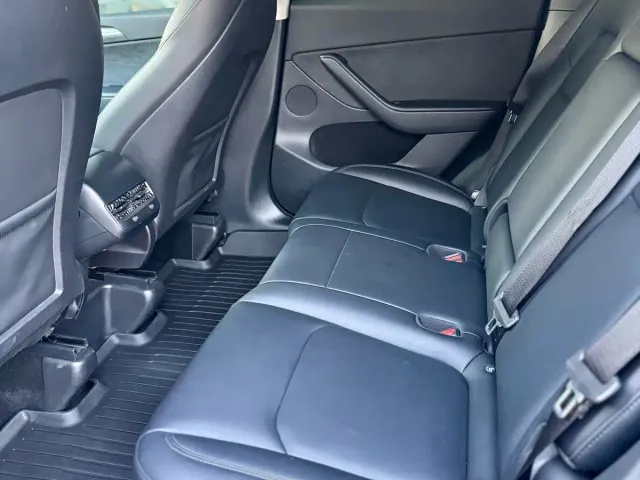 Tesla Model Y — Фото автомобиля 11