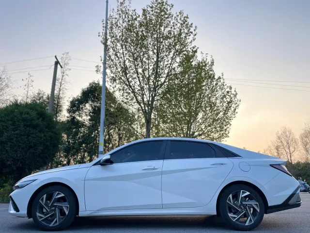 Hyundai Elantra — Фото автомобиля 4