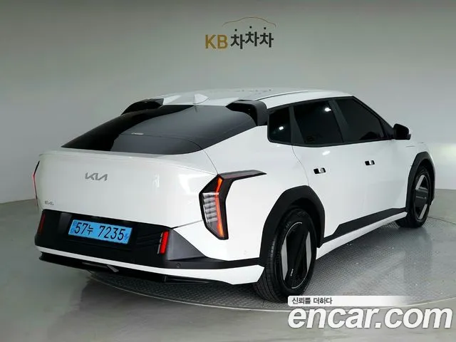 Kia EV4 — Фото автомобиля 4