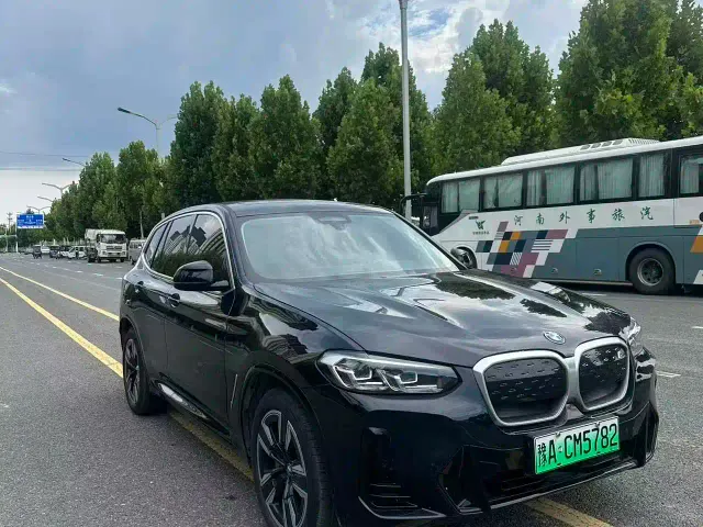BMW iX3 — Фото автомобиля 3