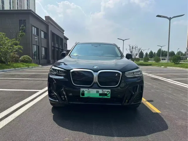 BMW iX3 — Фото автомобиля 2