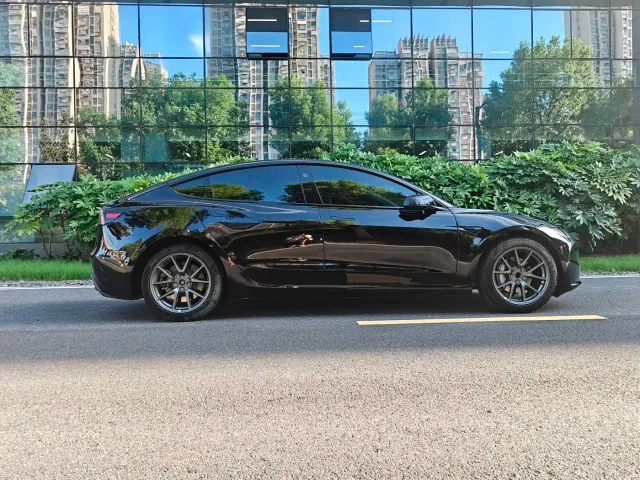 Tesla Model 3 — Фото автомобиля 6