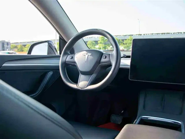 Tesla Model Y — Фото автомобиля 17