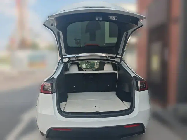 Tesla Model Y — Фото автомобиля 20
