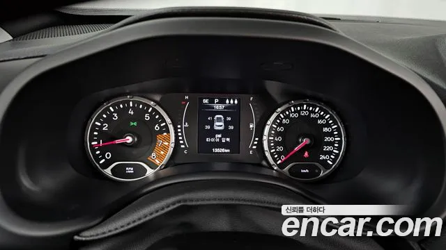 Jeep Renegade — Фото автомобиля 8